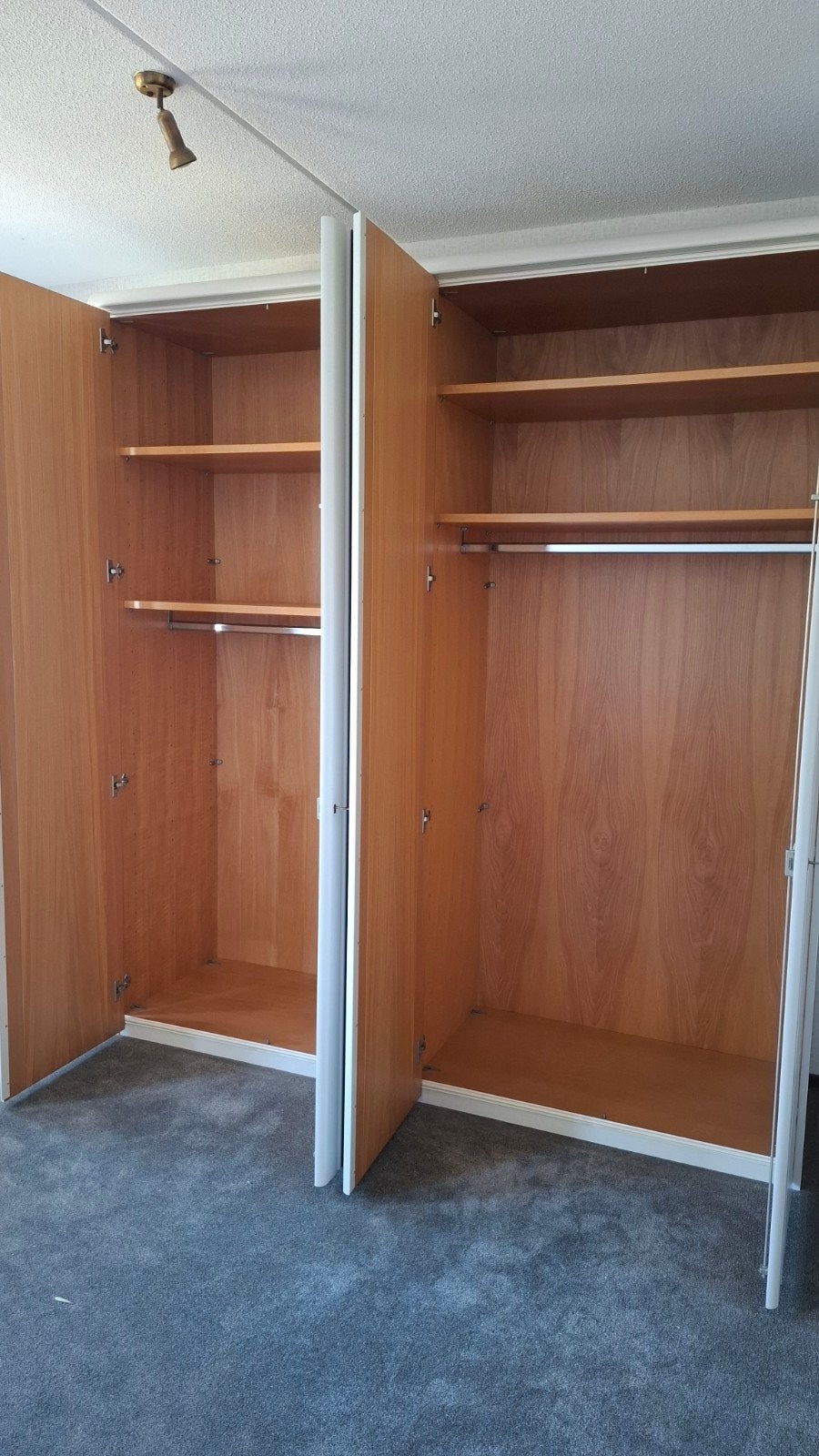Witte kledingkast met spiegeldeuren en hangruimte, Huis en Inrichting, Kasten | Kledingkasten, Ophalen, Met deur(en), Gebruikt