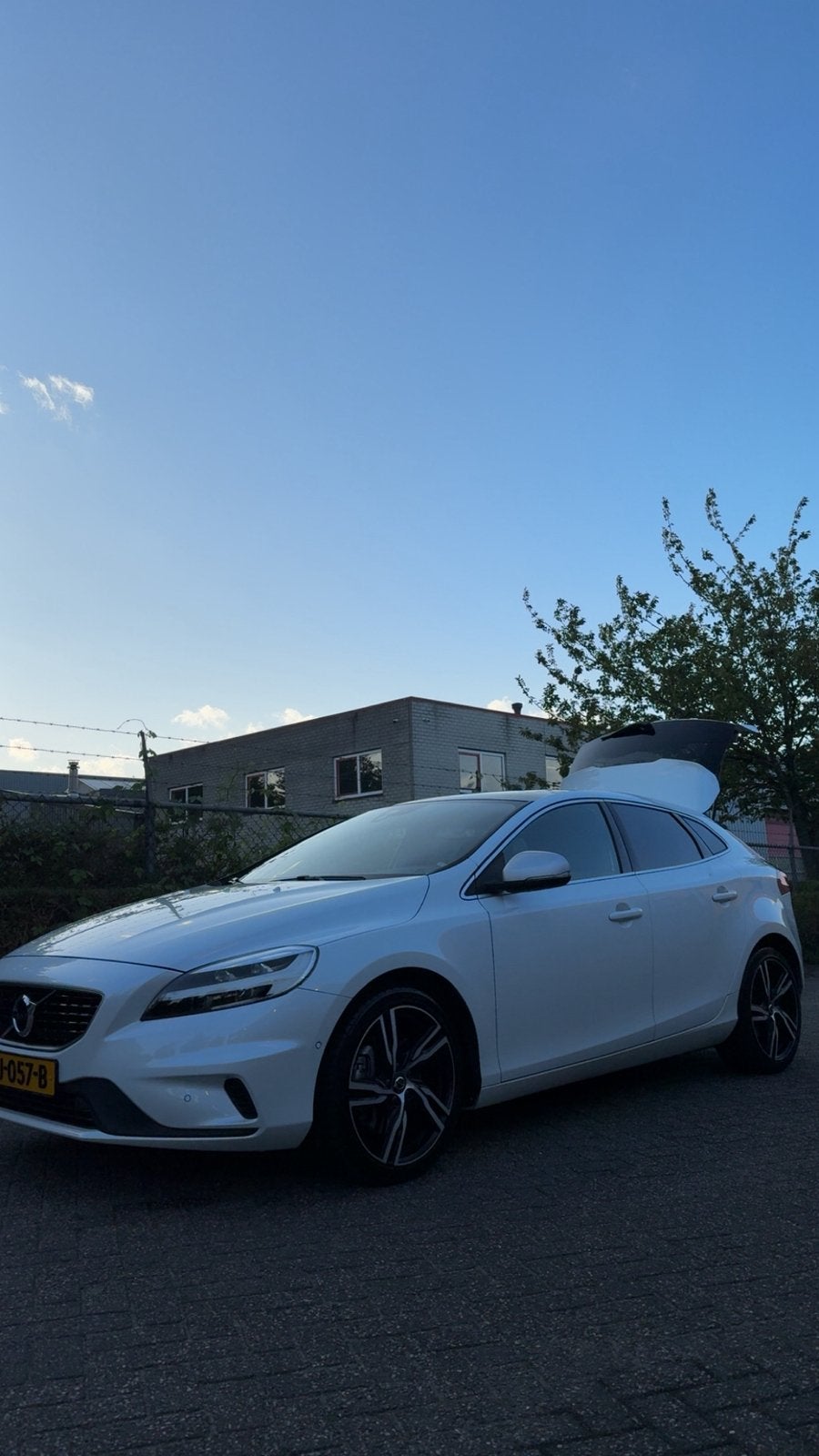 Volvo V40 2.0 T4 Business Sport R-Design 190pk Crystal White, Auto's, Volvo, Wit, Particulier, 1342 kg, V40