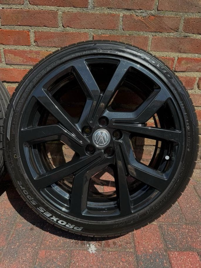 Volkswagen Brescia 18 INCH velgen ZWART origineel zomerband, Auto-onderdelen, Banden en Velgen, 18 inch, 215 mm, Banden en Velgen