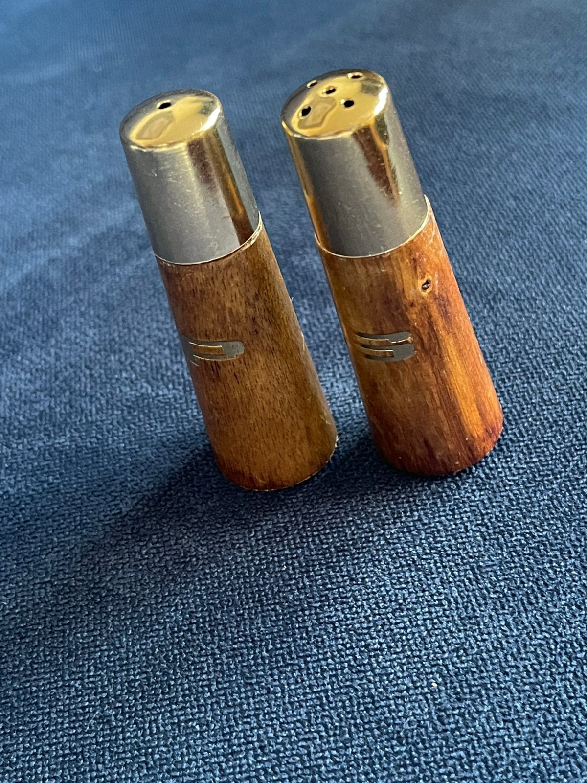 Vintage peper en zoutstel hout. Met gouden letter en dop., Gebruikt, Overige typen, Vintage, Ophalen of Verzenden