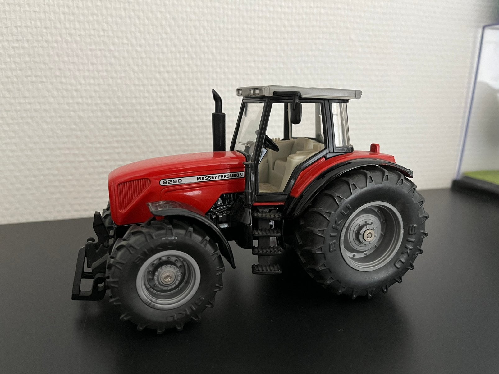 MF 8280 siku 1:32, Hobby en Vrije tijd, Modelauto's | 1:32, Ophalen of Verzenden, Gebruikt, Tractor of Landbouw, SIKU