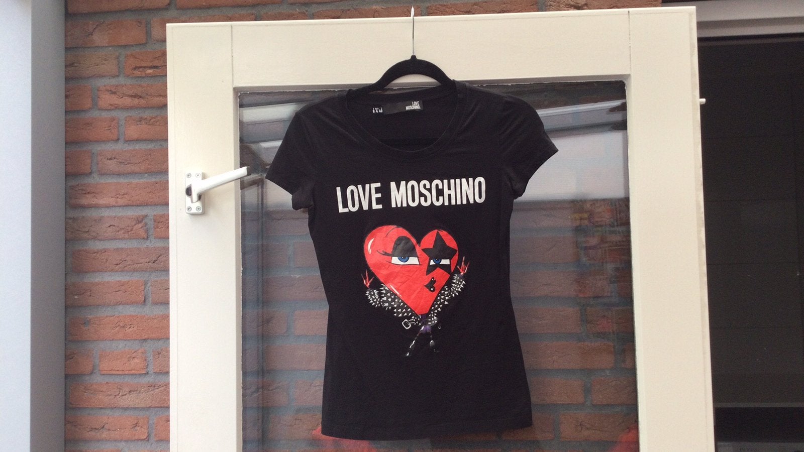 Love Moschino zwarte met rode hart top maat i40, Ophalen of Verzenden, Zo goed als nieuw, Zwart, Korte mouw