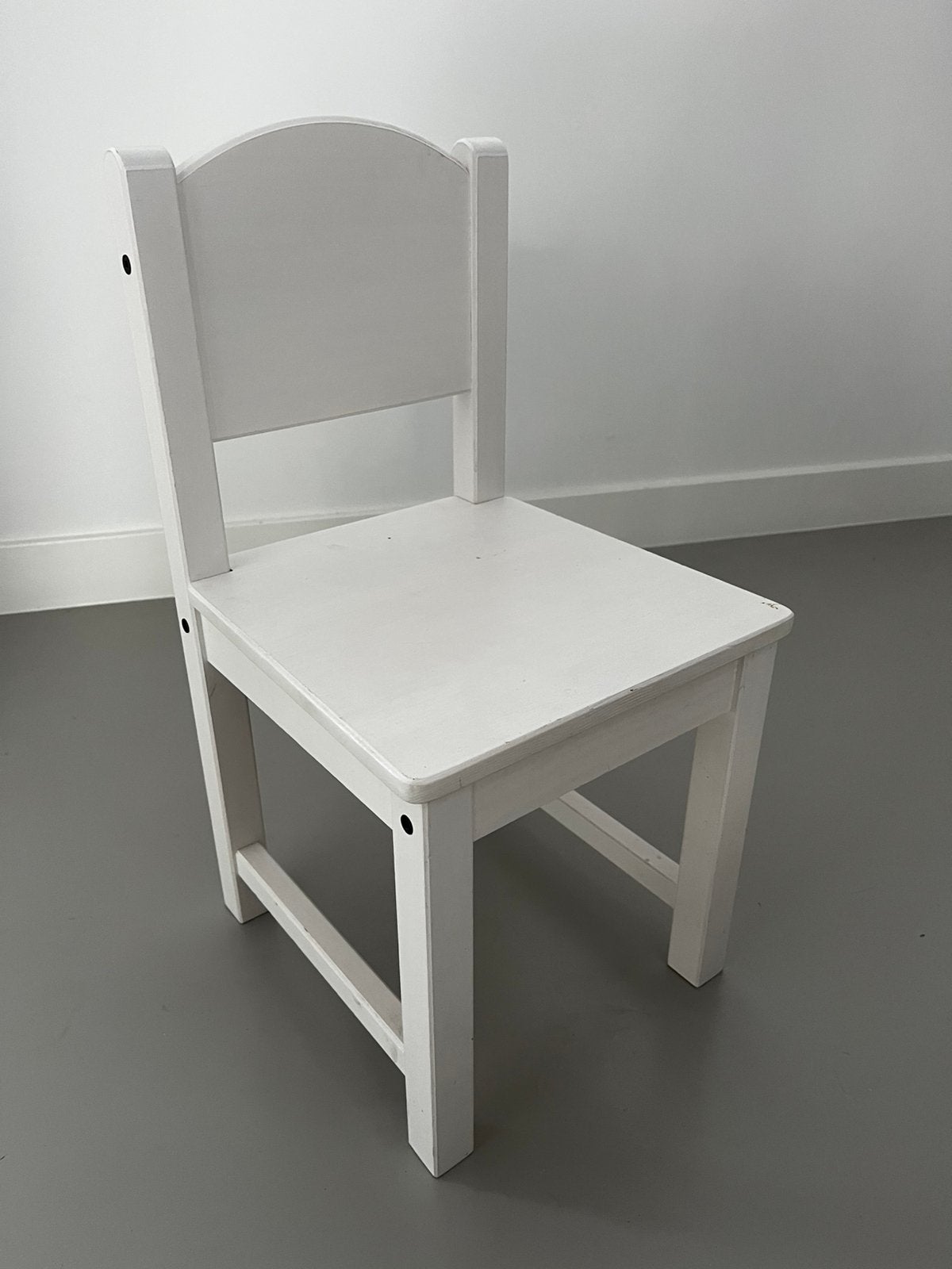 Sundvik kinder stoeltje wit, Kinderen en Baby's, Kinderkamer | Tafels en Stoelen, Ophalen, Gebruikt, Stoel(en)