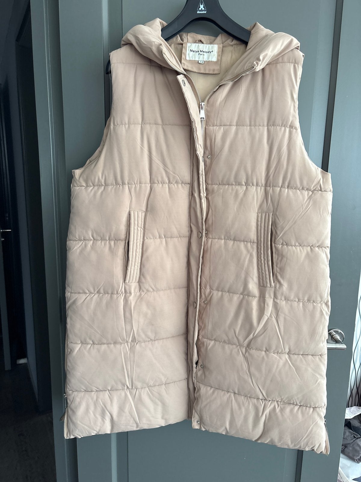 Lange beige gewatteerde bodywarmer met capuchon, Kleding | Dames, Bodywarmers, Ophalen of Verzenden, Zo goed als nieuw, Maat 46/48 (XL) of groter