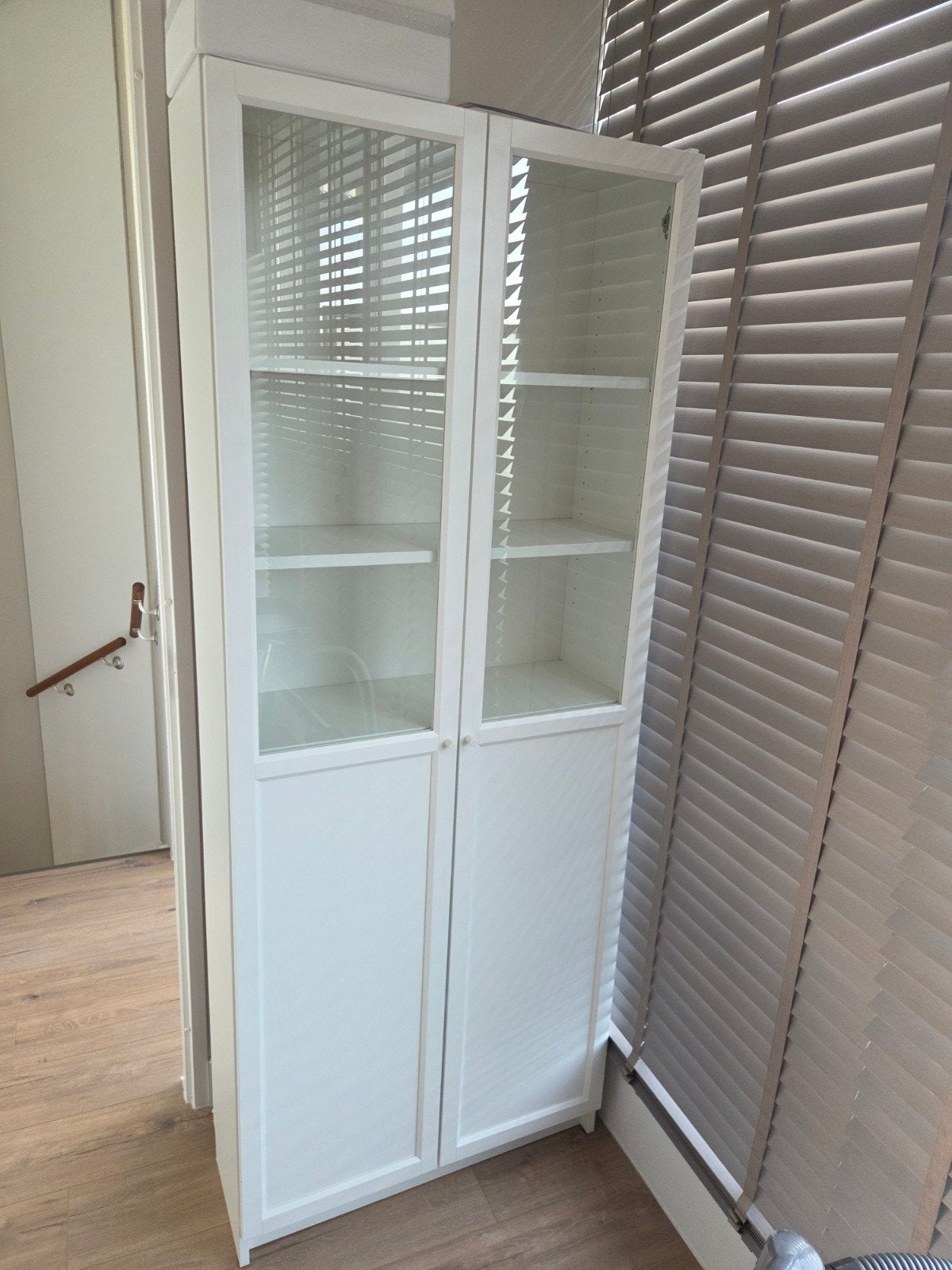 BILLY IKEA Witte vitrinekast met glazen deuren en planken, Huis en Inrichting, Ophalen, Overige houtsoorten, 50 tot 100 cm, Modern