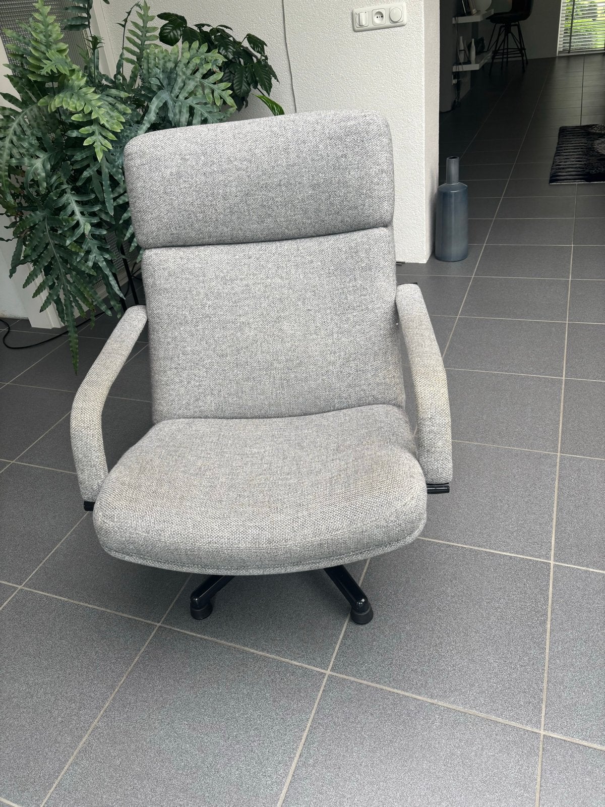 Artifort Draai Fauteuil - Midden Grijs - Goede Staat, Huis en Inrichting, Fauteuils, Ophalen, Gebruikt, Stof, 75 tot 100 cm
