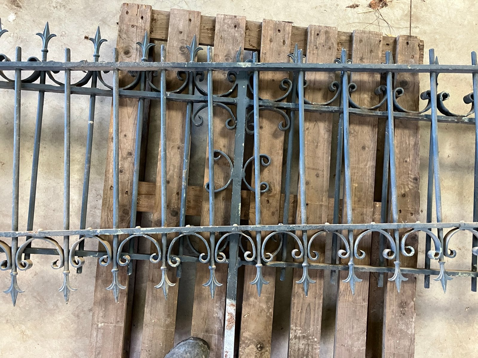 Antiek gietijzeren Sierhekwerk met poort, Tuin en Terras, Ophalen, Gebruikt, IJzer, Sierhekwerk
