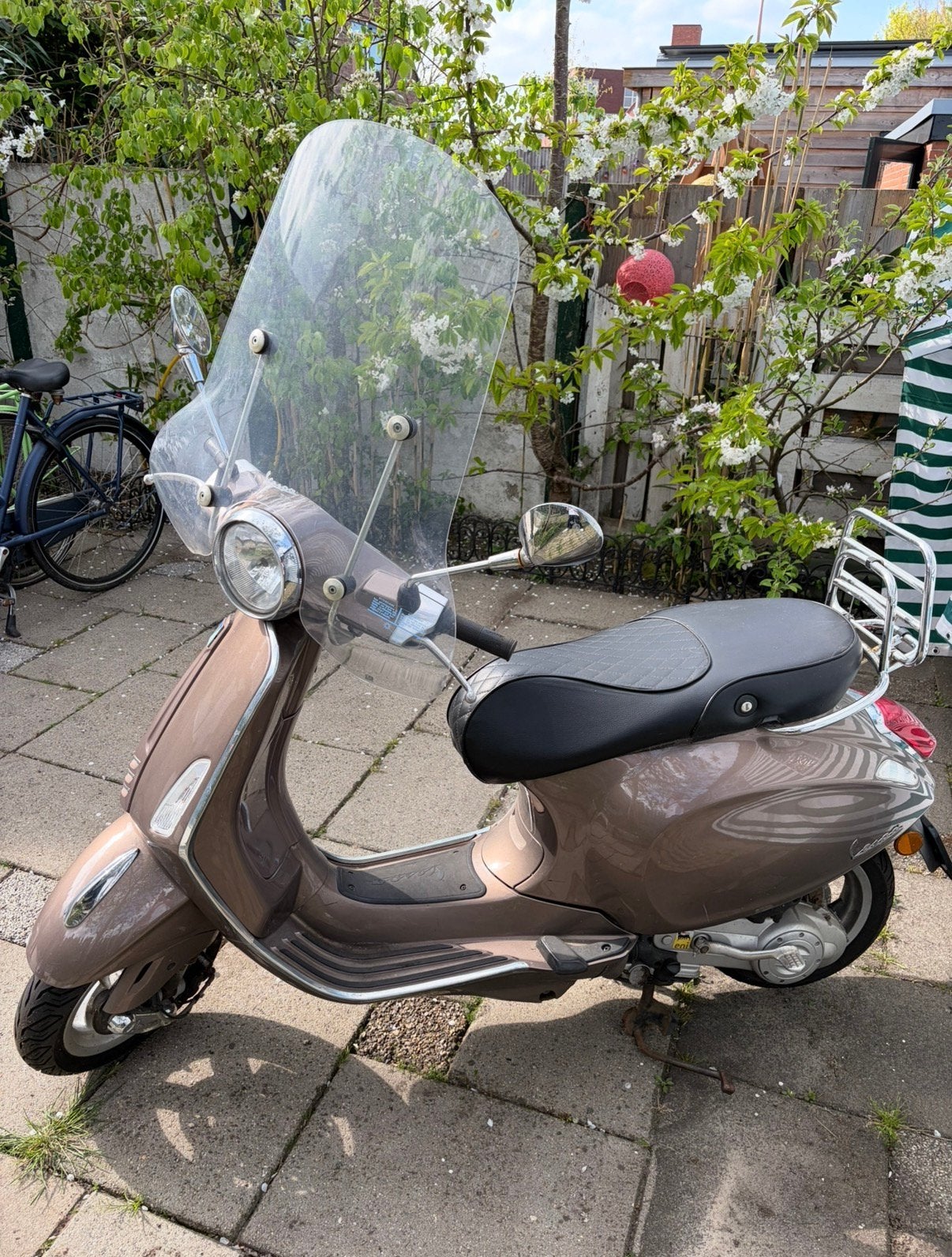 Vespa Primavera 50cc – Rijdt goed, met klein aandachtspunt, Fietsen en Brommers, Scooters | Vespa, Ophalen, Gebruikt, Benzine