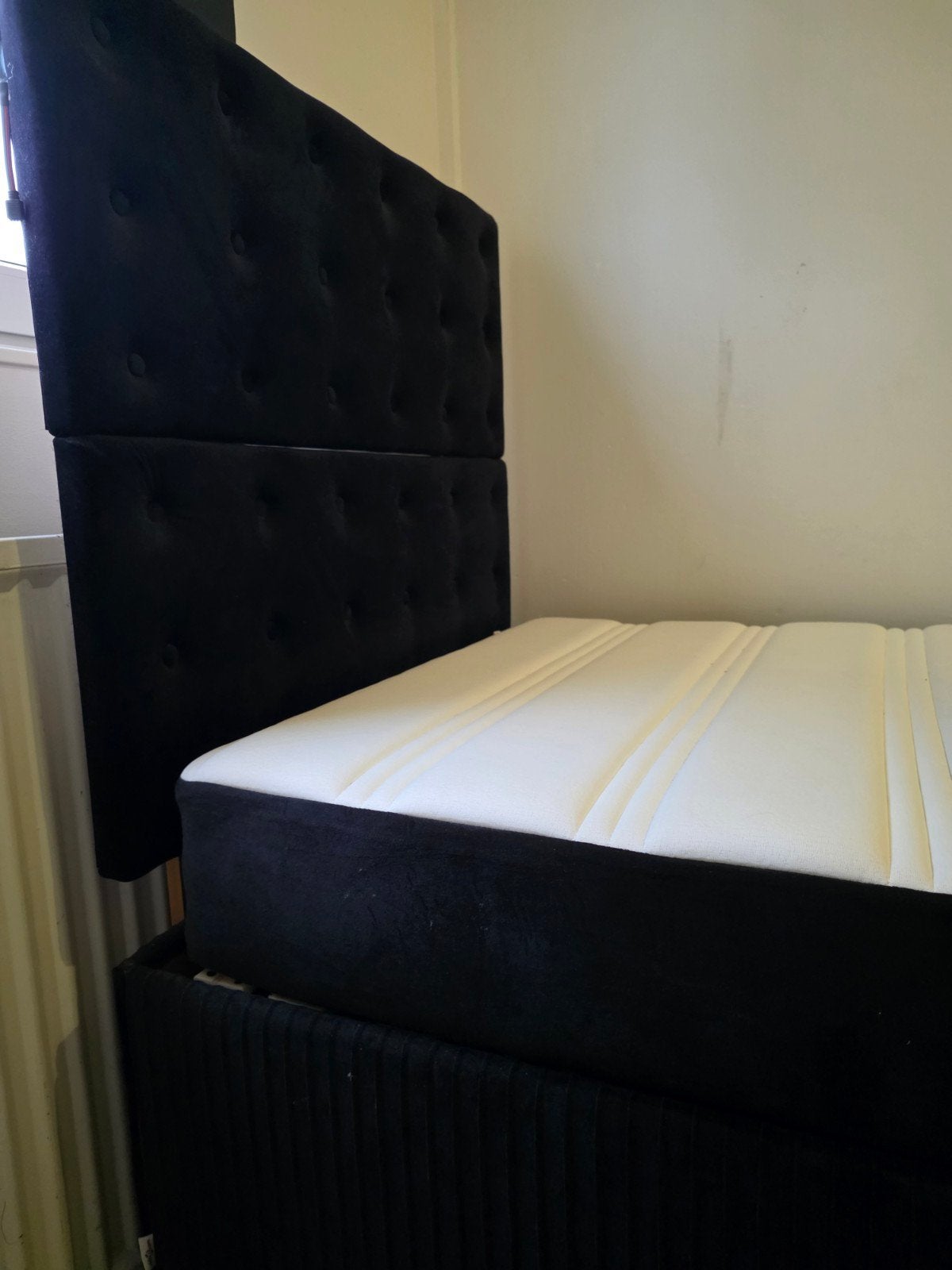 Boxspring met matras en LED fluweel zwart 90x200 cm, 90 cm, Eenpersoons, Zwart, Ophalen of Verzenden