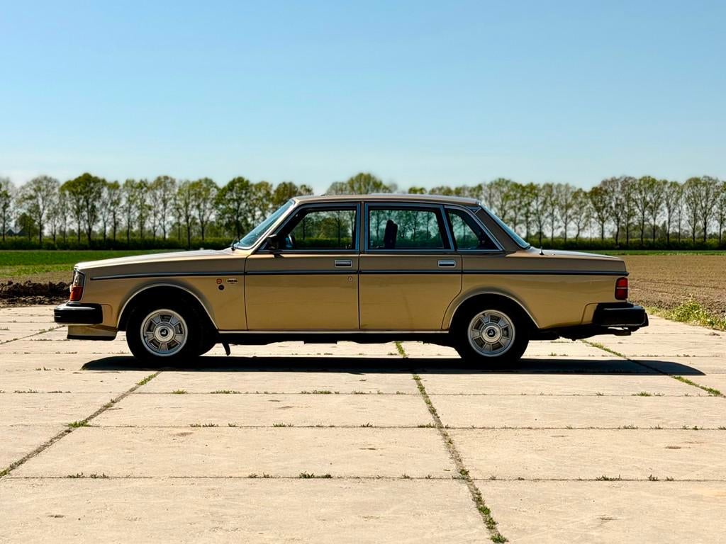 Volvo 264 GL 2.7 Handgeschakeld, Schuifdak, Airco, Trekhaak, Gebruikt, Overige kleuren, Metallic lak, 4 stoelen