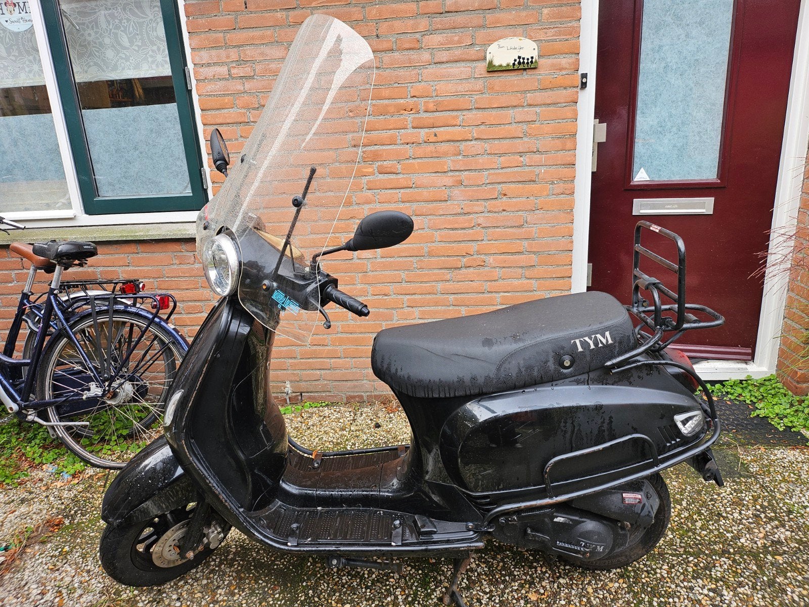 Zwarte TYM scooter met windscherm en twee helmen, Ophalen, Gebruikt, Maximaal 25 km/u, TYM