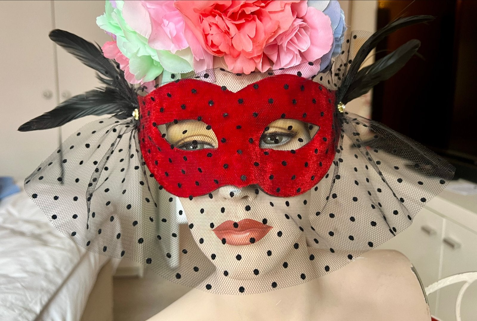 Rood/Zwart Masker met Tule en Veren, Ophalen of Verzenden, Nieuw, Feestartikel, Carnaval