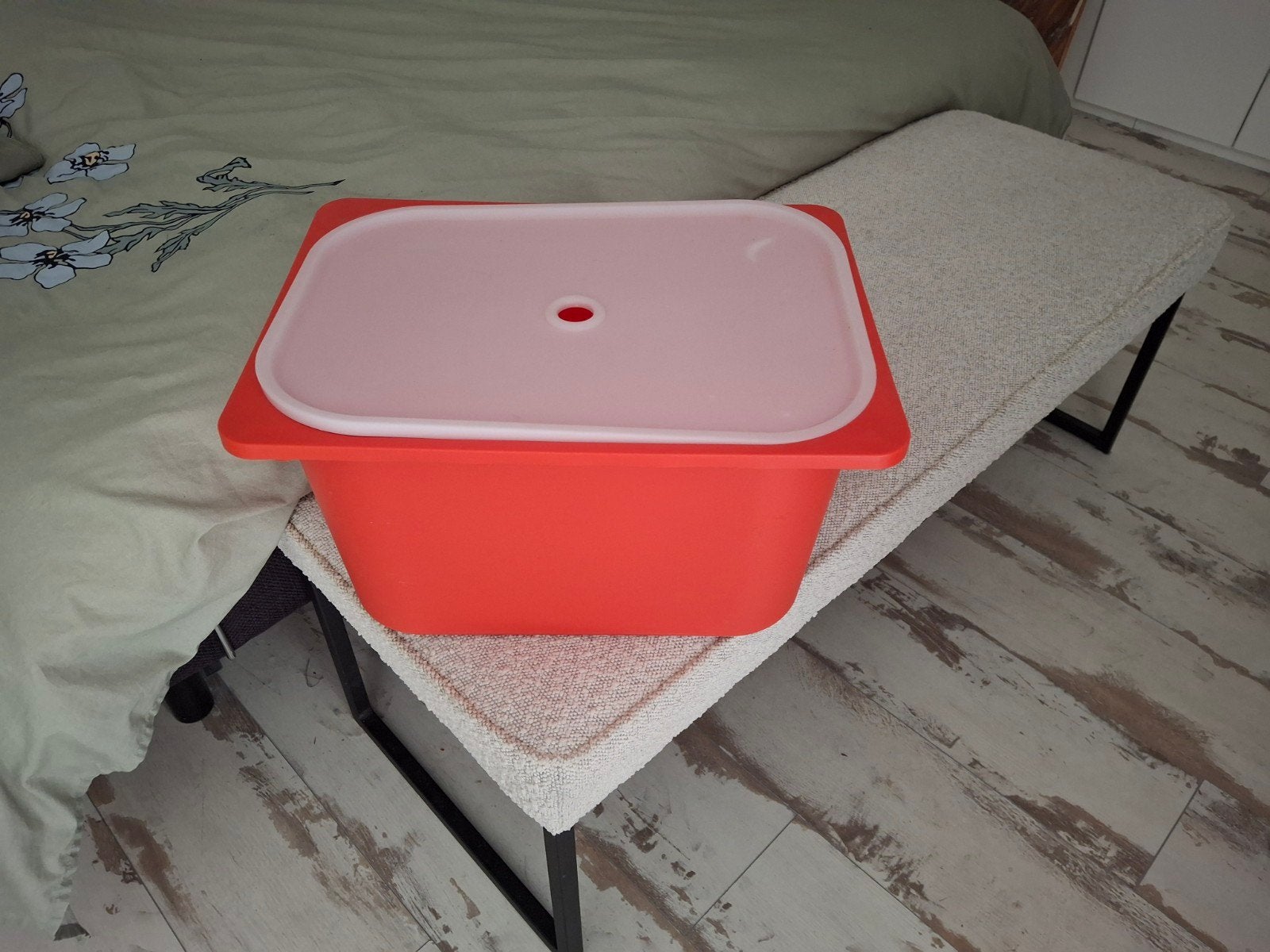 Rode IKEA bak met deksel, Huis en Inrichting, Woonaccessoires | Kisten, Ophalen