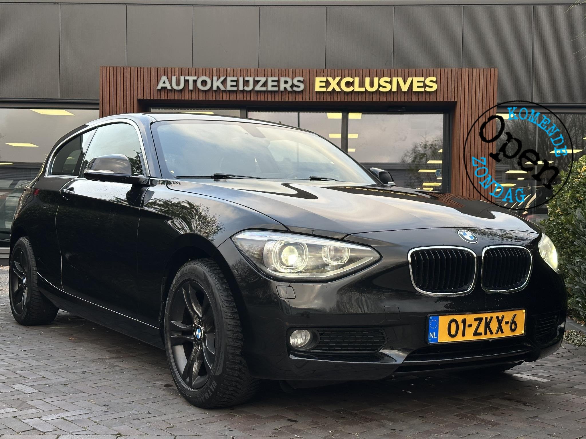 BMW 1-serie 114i Business+ Leder Navi Parkeersensoren Mistla, Auto's, Euro 5, Gebruikt, Zwart, 4 cilinders