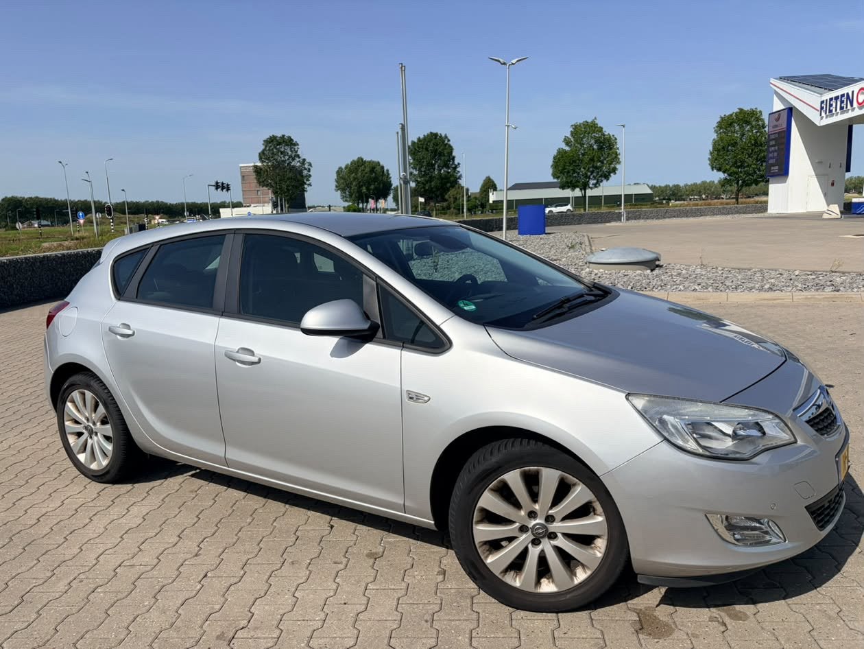 Opel Astra 1.6 85KW 5D AUT 2011 Grijs, Auto's, 1250 kg, 680 kg, 4 cilinders, 14 km/l