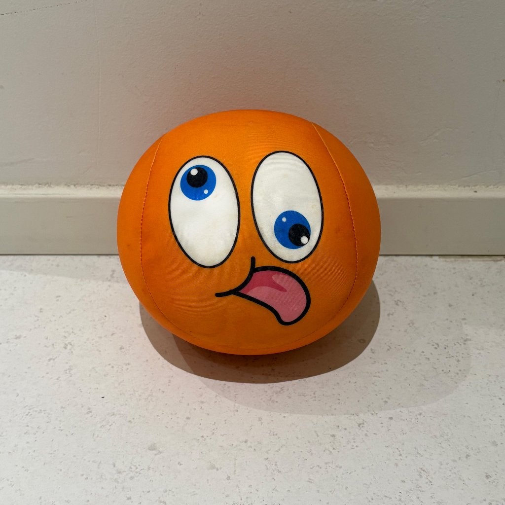 Oranje voetbal grobbebol, Ophalen of Verzenden, Zo goed als nieuw, Overige binnenlandse clubs, Beeldje of Poppetje