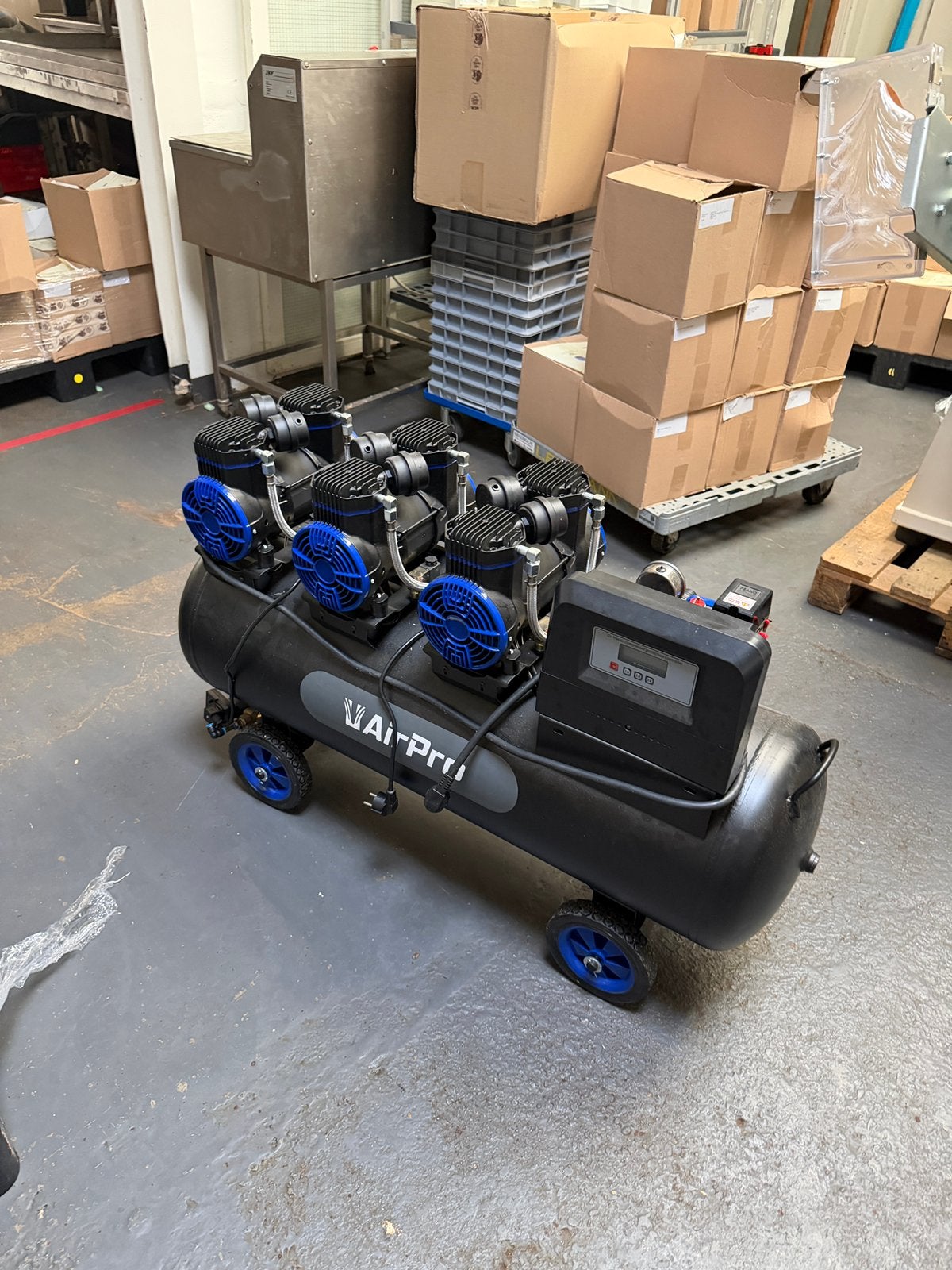 AirPro stille compressor | 100 L | 230 V | 31 pk, Doe-het-zelf en Verbouw, Compressors, Ophalen of Verzenden, Zo goed als nieuw