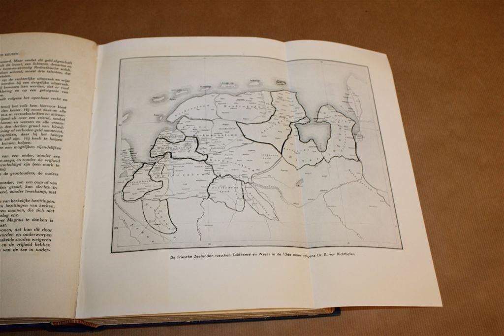 Friesland Door de Eeuwen Heen — Deel 1, 1933 Vintage Boek, Ophalen of Verzenden, Gelezen