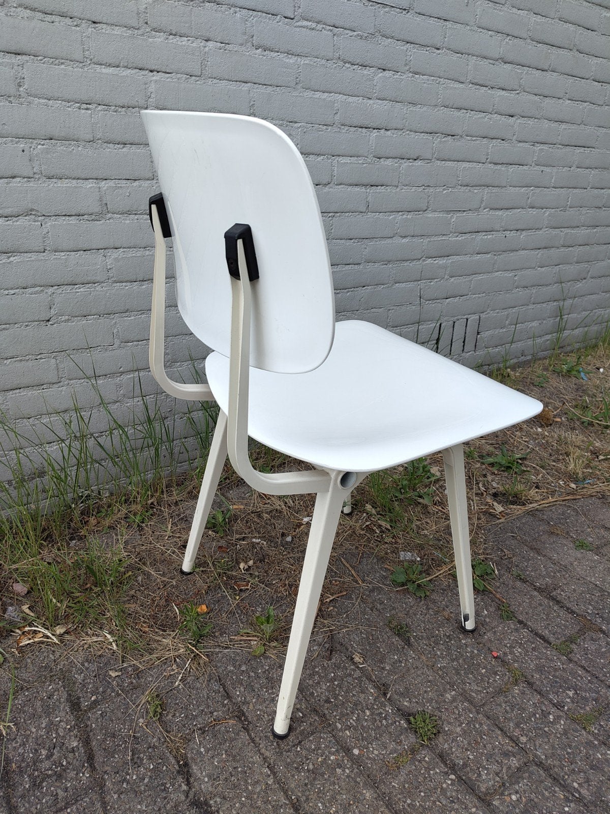 1x Revolt stoel, Friso Kramer, Huis en Inrichting, Stoelen, Ophalen, Zo goed als nieuw, Wit, Eén