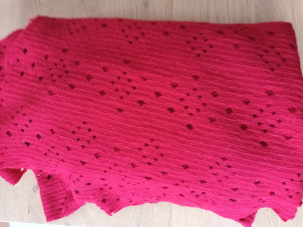 Rode lap stof rood ong 150 x 170 cm met patroon van gaatjes, 120 cm of meer, Ophalen of Verzenden, Zo goed als nieuw, 30 tot 200 cm
