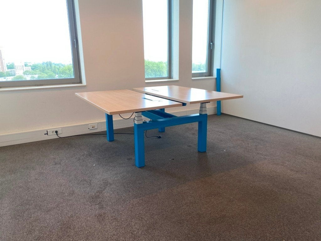 Foto 3 van 20 x Bench zit/sta bureau Gispen (elektrisch), 160 x 170 cm.