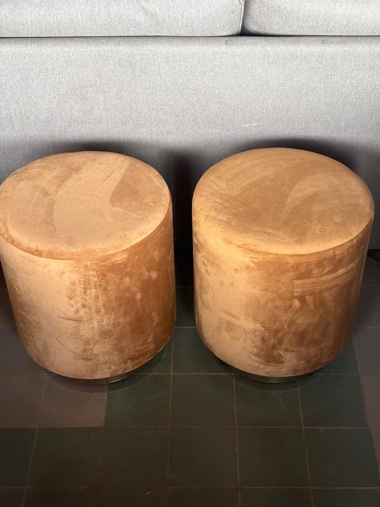Set van twee fluwelen poefs met messing rand camel oker, Ophalen, Minder dan 50 cm, Rond, Minder dan 50 cm