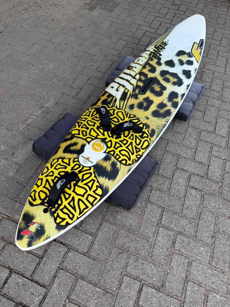 F2 Guerilla 240 carbon wood sandwich, in zeer goede staat!, Watersport en Boten, Windsurfen, Ophalen, Zo goed als nieuw, Plank