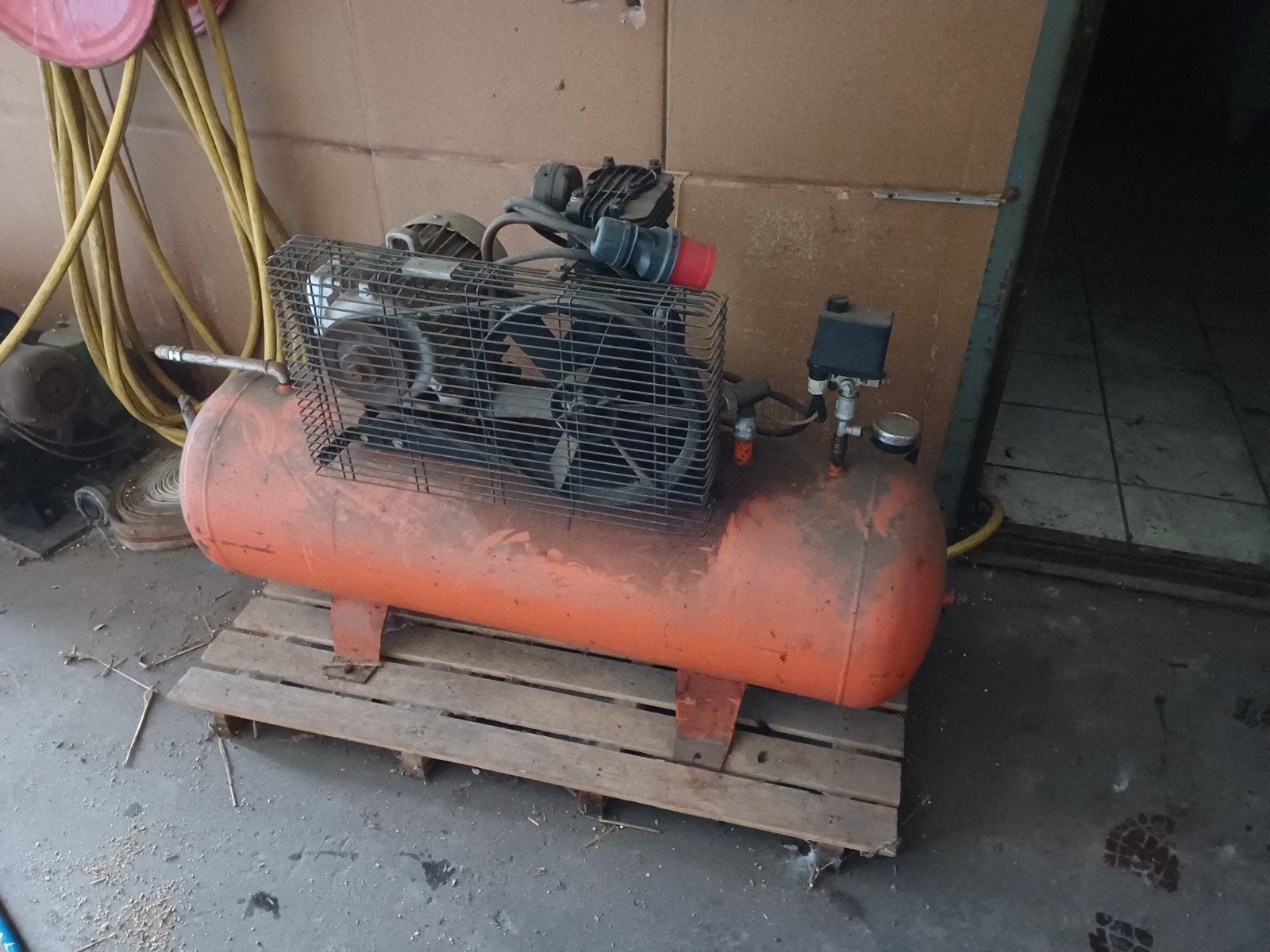 Compressor, Doe-het-zelf en Verbouw, Overige Doe-het-zelf en Verbouw, Ophalen, Gebruikt