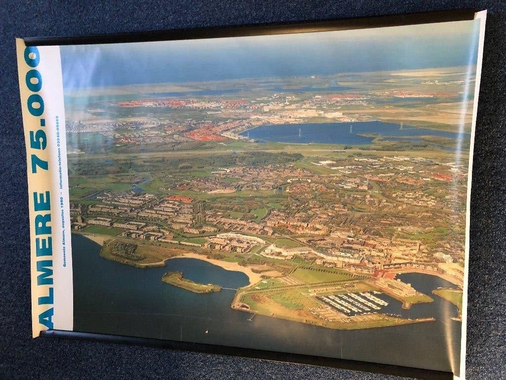Unieke vintage poster van Almere uit augustus 1990, 1980 tot heden, Foto, Ophalen of Verzenden, Zo goed als nieuw