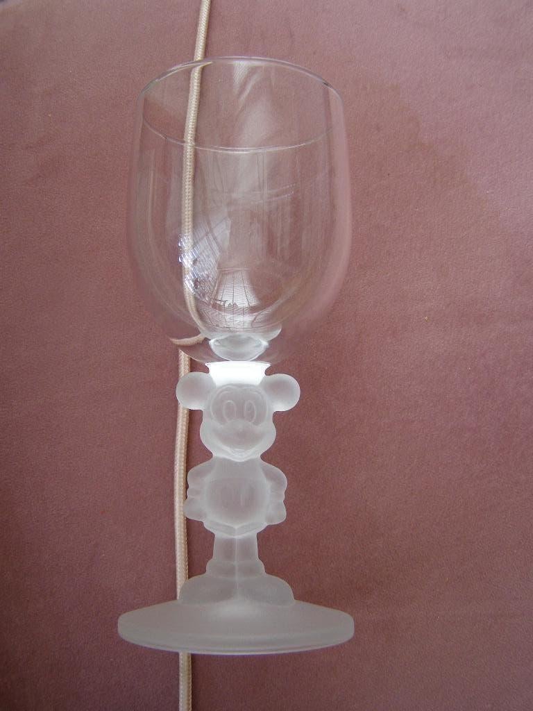 Disney Wijnglas met Mickey Mouse in de steel. Gaaf, gemerkt, Ophalen of Verzenden, Overige figuren, Nieuw, Servies