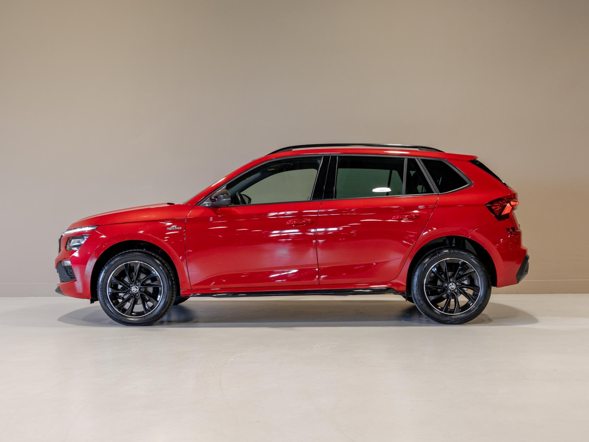 Skoda Kamiq 1.5 TSI ACT Monte Carlo Facelift / 150pk / Panor, Auto's, 4 cilinders, Leder en Stof, Origineel Nederlands, 630 kg