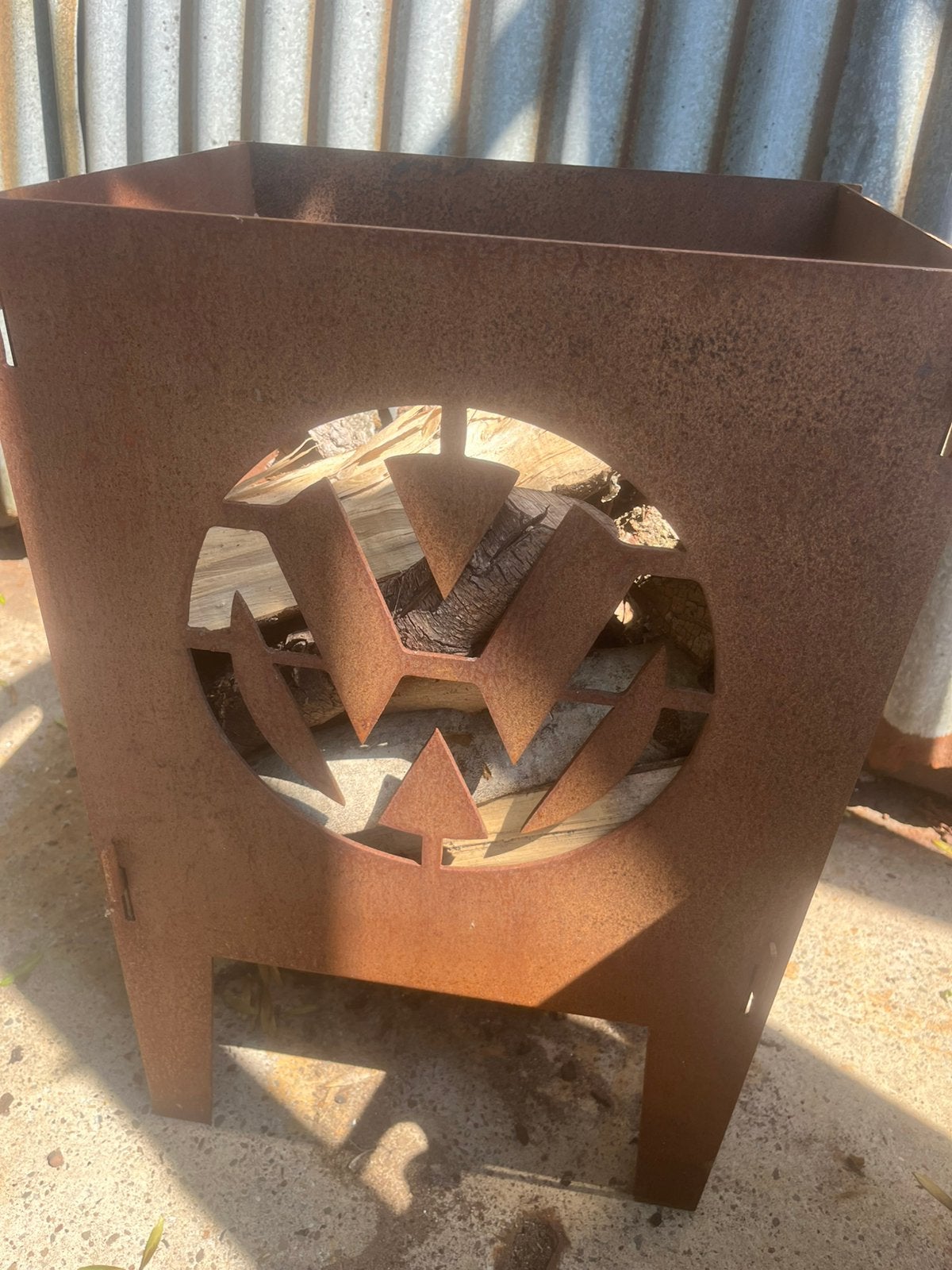 Stoere cortenstalen vuurkorf met een uitgesneden logo, Ophalen, Zo goed als nieuw