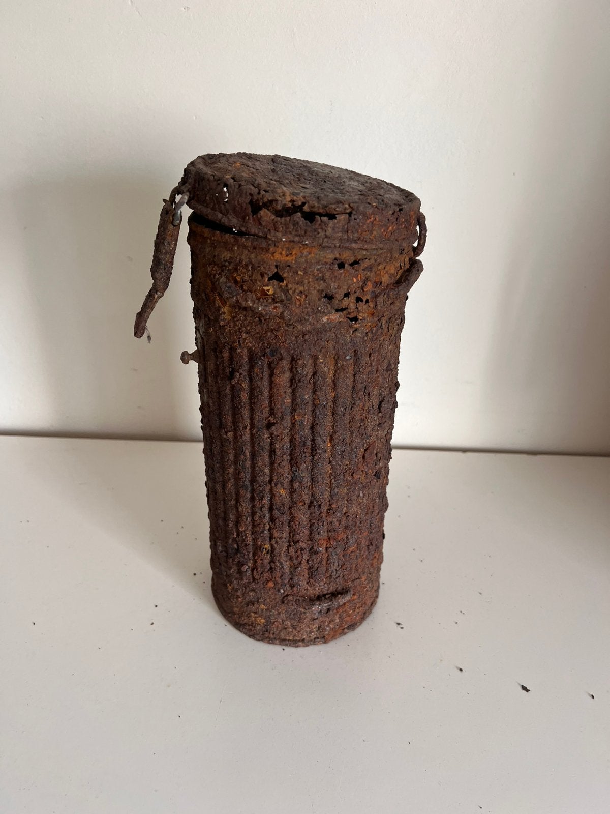 Duits gasmaskerblik, Ophalen of Verzenden, Duitsland, Hulzen of Bodemvondsten