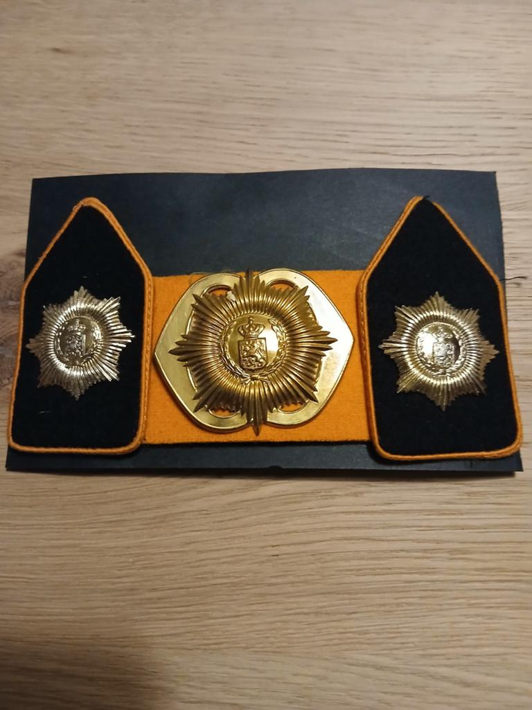 Kraagspiegels en baretembleem  : van Heutz, Ophalen of Verzenden, Landmacht, Nederland, Embleem of Badge