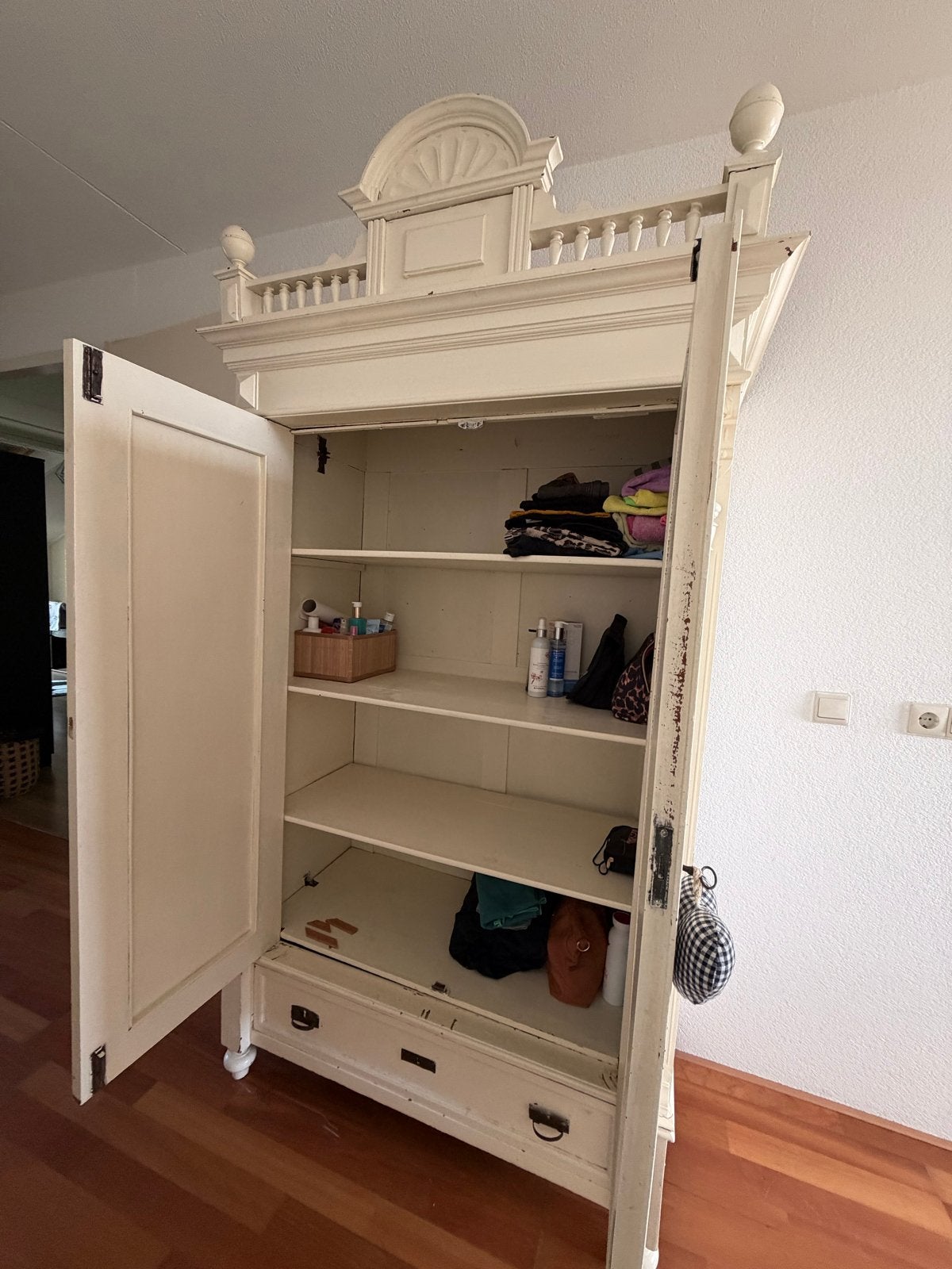 brocante kast met sierlijke details, Ophalen