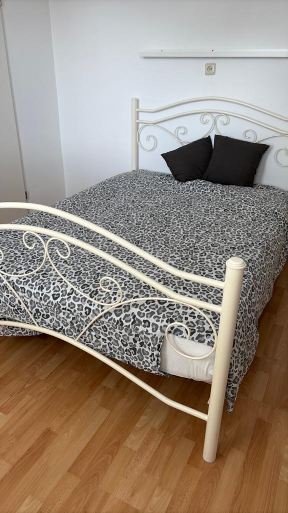 Stalen bed, Huis en Inrichting, Slaapkamer | Bedden, Ophalen, 90 cm, Eenpersoons, Zwart