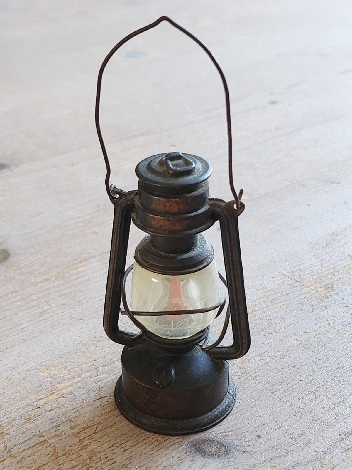 Metalen miniatuur olielamp puntenslijper, Antiek en Kunst, Ophalen of Verzenden