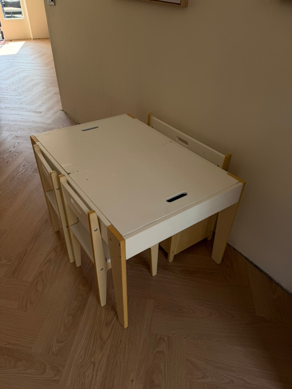 Kinder tafel met 4 stoeltjes merk Kidsidee, Kinderen en Baby's, Kinderkamer | Tafels en Stoelen, Ophalen, Zo goed als nieuw, Tafel(s) en Stoel(en)