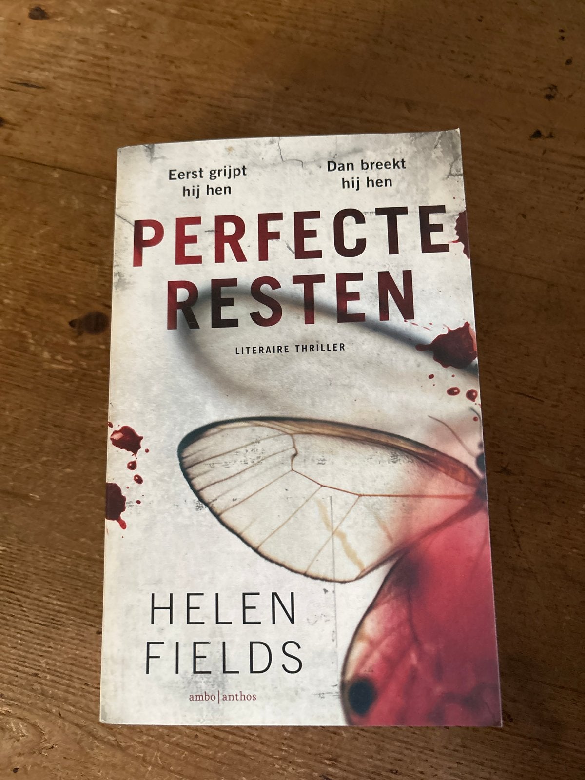 Perfecte Resten - Helen Fields (Literaire Thriller), Boeken, Ophalen of Verzenden, Zo goed als nieuw, Europa overig