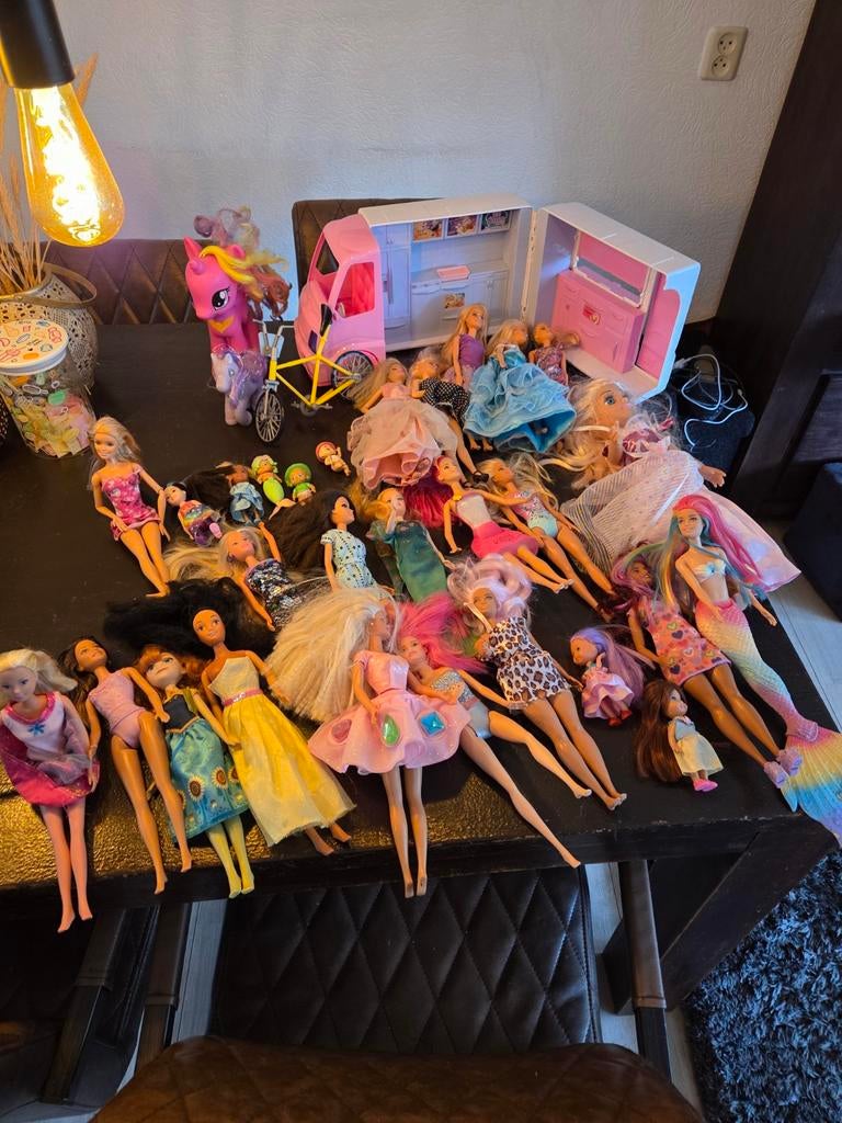 Barbie collectie ( veel barbies, bus die open kan, fiets e.d, Kinderen en Baby's, Ophalen of Verzenden