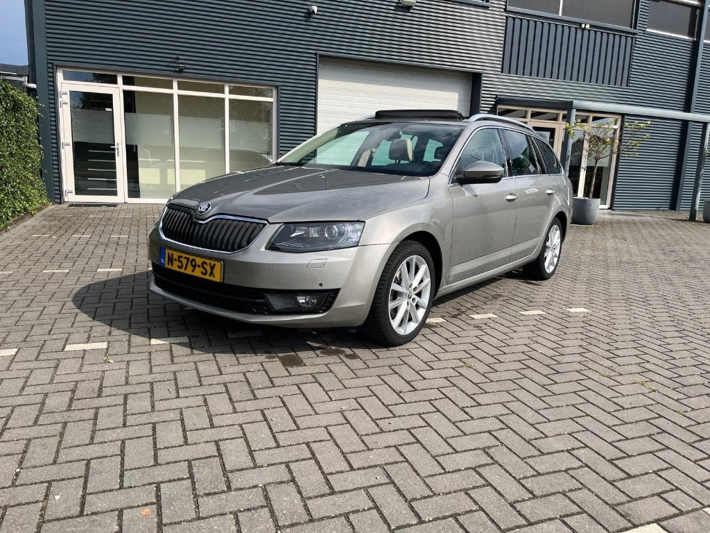 Skoda Octavia 1.2 TSI 81KW Comdi DSG 2015 Grijs, 4 cilinders, Leder en Stof, Stationwagon, 630 kg