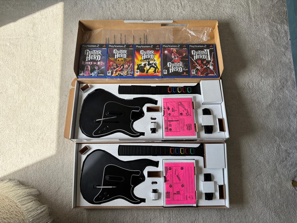 Guitar Hero bundel Wireless guitars + games PS2, Spelcomputers en Games, Muziek, 1 speler, Ophalen of Verzenden, Zo goed als nieuw