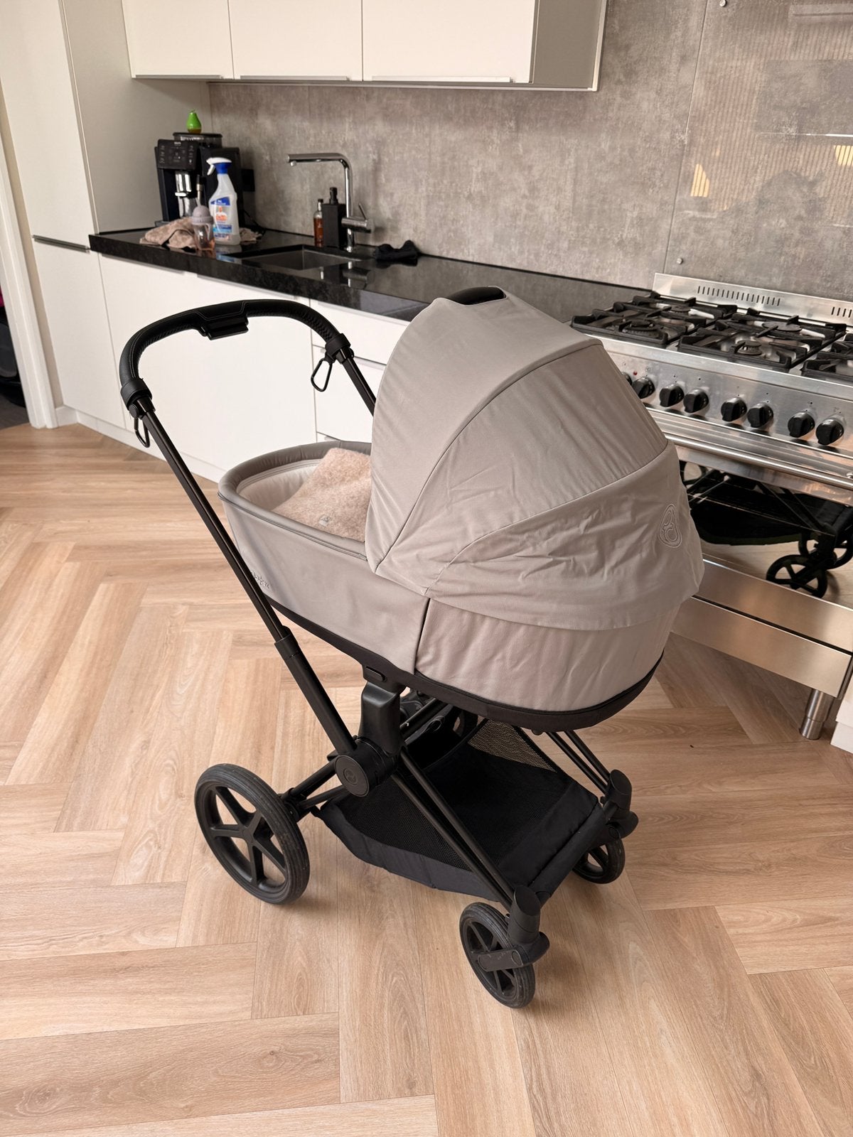 Cybex Priam 4 – mat zwart frame & buggy + Mirage Grey wieg, Zo goed als nieuw, Met reiswieg, Ophalen, Kinderwagen
