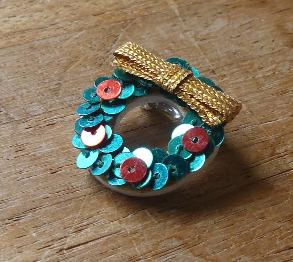Kerst broche kerstkrans pailletten, Sieraden, Tassen en Uiterlijk, Broches, Overige materialen, Gebruikt, Minder dan 4 cm, Ophalen of Verzenden