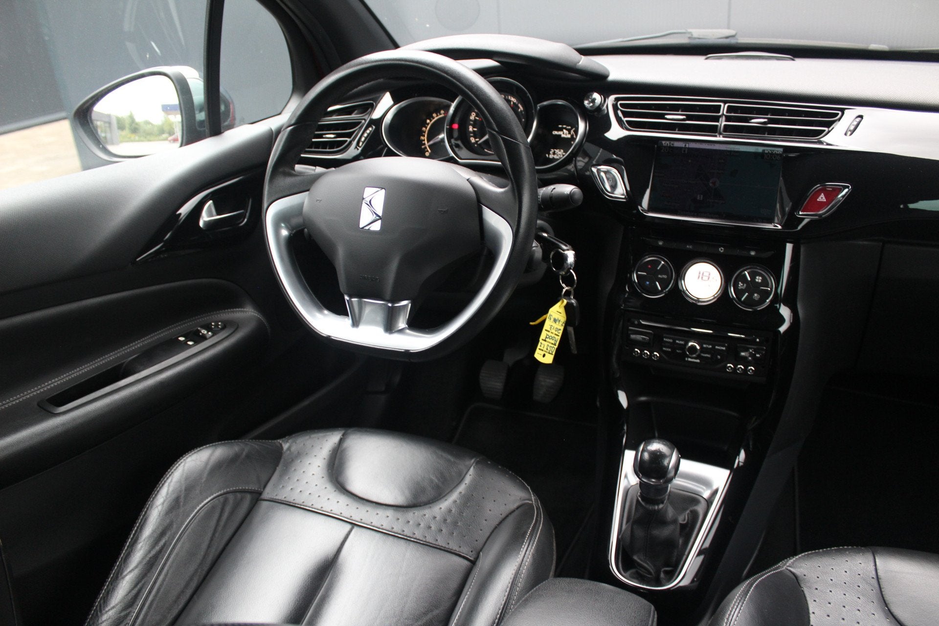 Citroën DS3 Cabrio 1.2 VTi So Chic | Incl. 12 maanden garan, Zwart, 82 pk, Bedrijf, Handgeschakeld