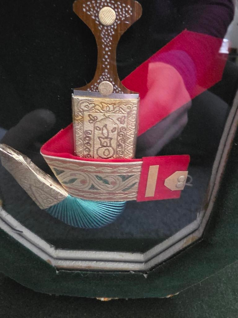 Traditionele sierdolkje  JAMBIYA uit Jemen in lijst, Antiek en Kunst, Ophalen of Verzenden