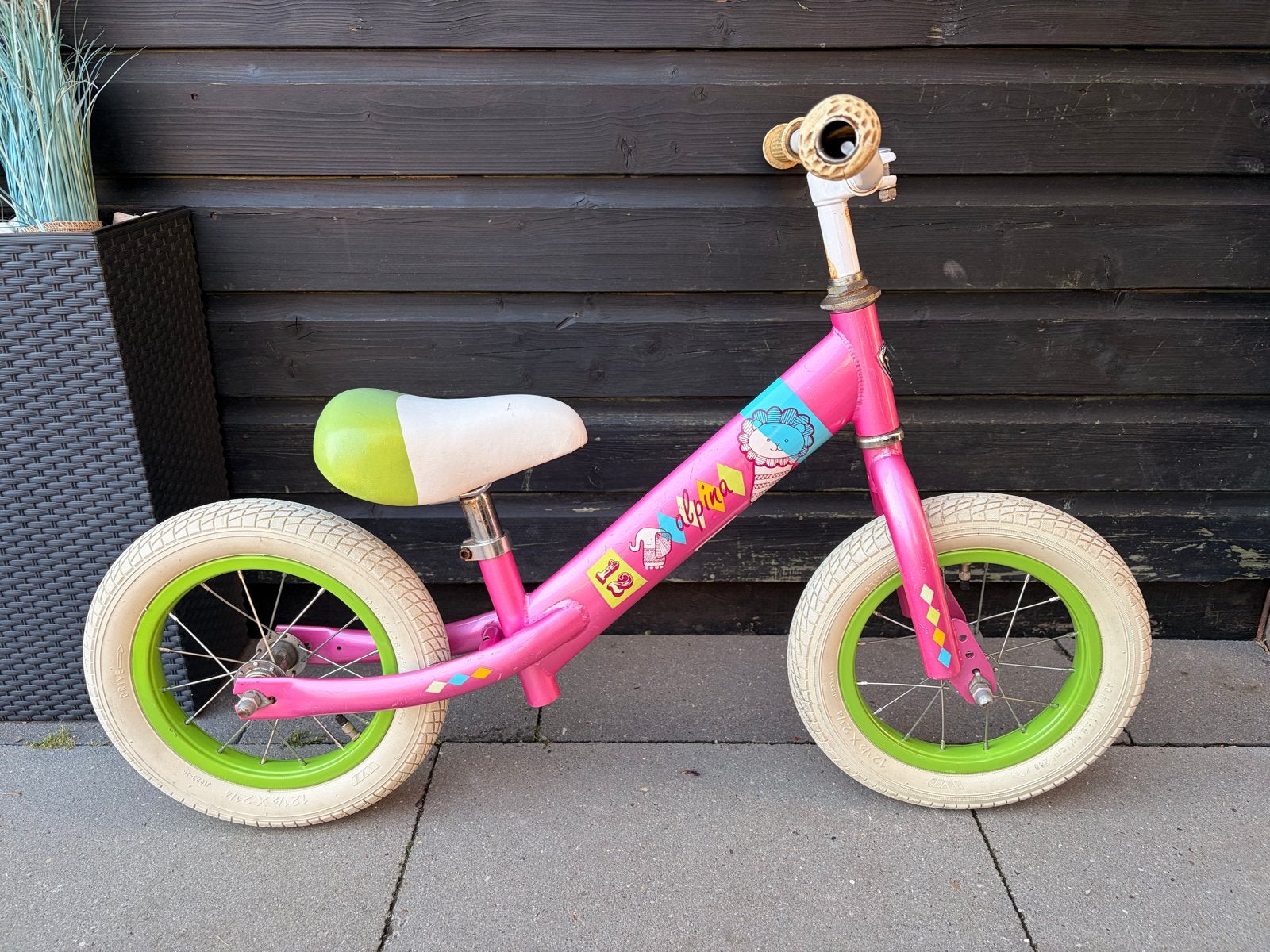 Gebruikte Alpina loopfiets 12 inch - Roze/Groen, Ophalen, Gebruikt, Minder dan 16 inch