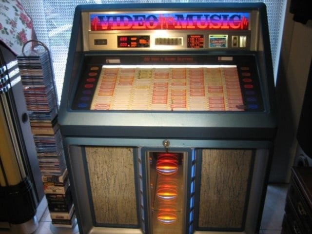 Ami R-91 Jukebox voor 100 singels in goede staat., Verzamelen, Automaten | Jukeboxen, Ophalen of Verzenden, Zo goed als nieuw