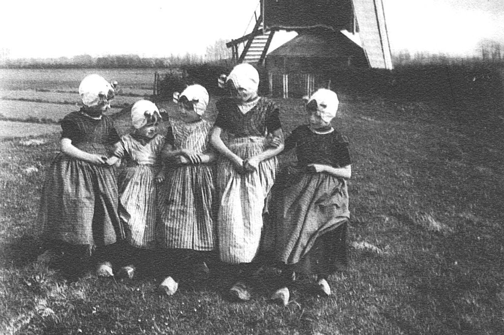 700411 Zuid Beveland Klederdracht Molen Zeeland onbeschreven, Ophalen of Verzenden, Voor 1920, Ongelopen, Zeeland