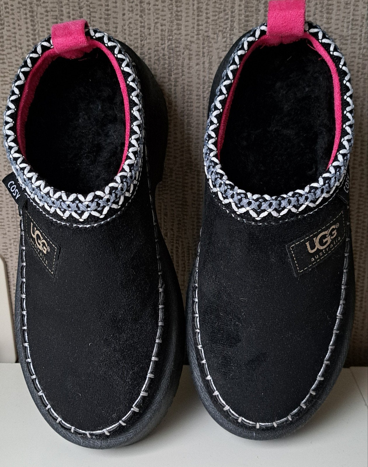 Uggs pantoffels, UGG, Zwart, Ophalen of Verzenden, Zo goed als nieuw